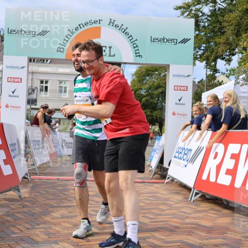 31.08.2025 - 21. Blankeneser Heldenlauf Strokosch-Dieckow http://msf.ph/oto/8702529 31.08.2025 13:32:53 Ziel 5259, 5260 meine-sportfotos.de