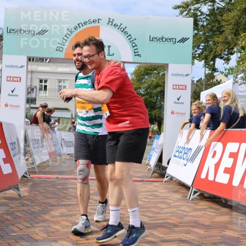 31.08.2025 - 21. Blankeneser Heldenlauf Strokosch-Dieckow http://msf.ph/oto/8702530 31.08.2025 13:32:53 Ziel 5259, 5260 meine-sportfotos.de