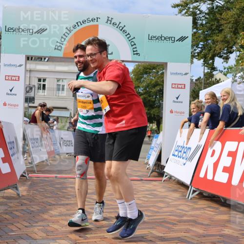 31.08.2025 - 21. Blankeneser Heldenlauf Strokosch-Dieckow http://msf.ph/oto/8702531 31.08.2025 13:32:53 Ziel 5259, 5260 meine-sportfotos.de