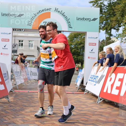 31.08.2025 - 21. Blankeneser Heldenlauf Strokosch-Dieckow http://msf.ph/oto/8702532 31.08.2025 13:32:53 Ziel 5259, 5260 meine-sportfotos.de