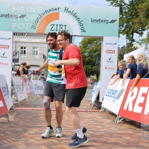 31.08.2025 - 21. Blankeneser Heldenlauf Strokosch-Dieckow http://msf.ph/oto/8702533 31.08.2025 13:32:53 Ziel 5259, 5260 meine-sportfotos.de