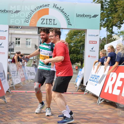 31.08.2025 - 21. Blankeneser Heldenlauf Strokosch-Dieckow http://msf.ph/oto/8702534 31.08.2025 13:32:53 Ziel 5259, 5260 meine-sportfotos.de