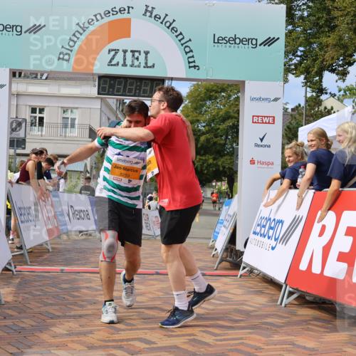 31.08.2025 - 21. Blankeneser Heldenlauf Strokosch-Dieckow http://msf.ph/oto/8702535 31.08.2025 13:32:52 Ziel 5259, 5260 meine-sportfotos.de