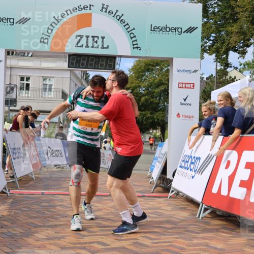 31.08.2025 - 21. Blankeneser Heldenlauf Strokosch-Dieckow http://msf.ph/oto/8702536 31.08.2025 13:32:52 Ziel 5259, 5260 meine-sportfotos.de