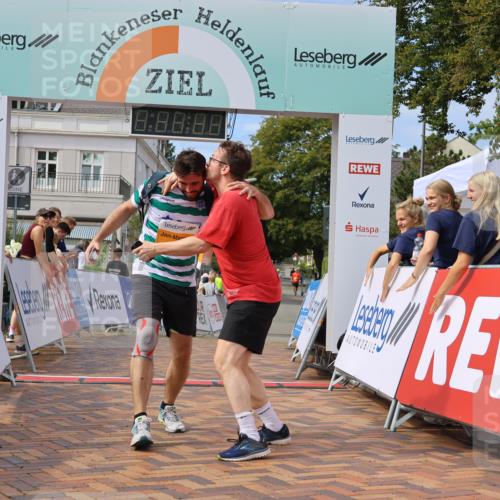 31.08.2025 - 21. Blankeneser Heldenlauf Strokosch-Dieckow http://msf.ph/oto/8702537 31.08.2025 13:32:52 Ziel 5259, 5260 meine-sportfotos.de