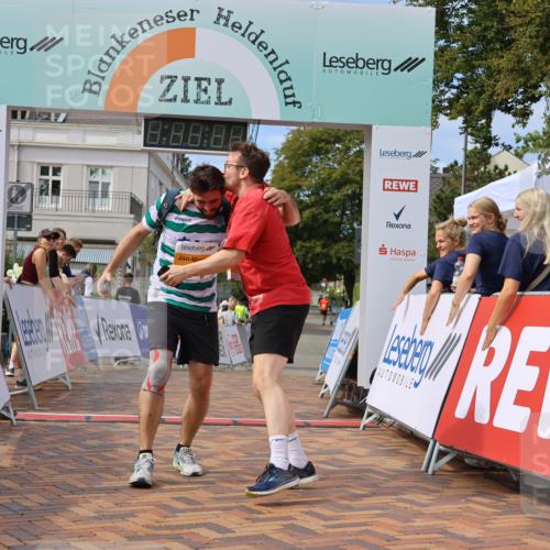 31.08.2025 - 21. Blankeneser Heldenlauf Strokosch-Dieckow http://msf.ph/oto/8702538 31.08.2025 13:32:52 Ziel 5259, 5260 meine-sportfotos.de
