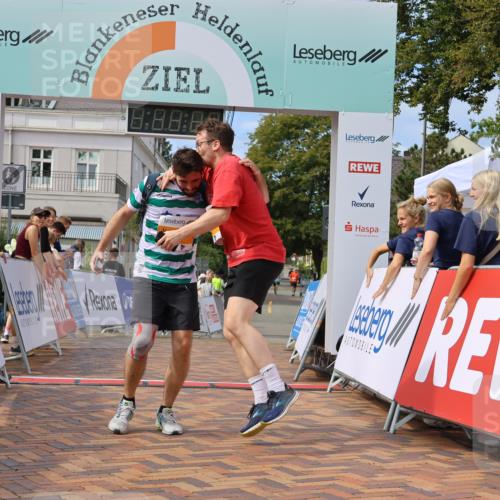 31.08.2025 - 21. Blankeneser Heldenlauf Strokosch-Dieckow http://msf.ph/oto/8702539 31.08.2025 13:32:52 Ziel 5259, 5260 meine-sportfotos.de
