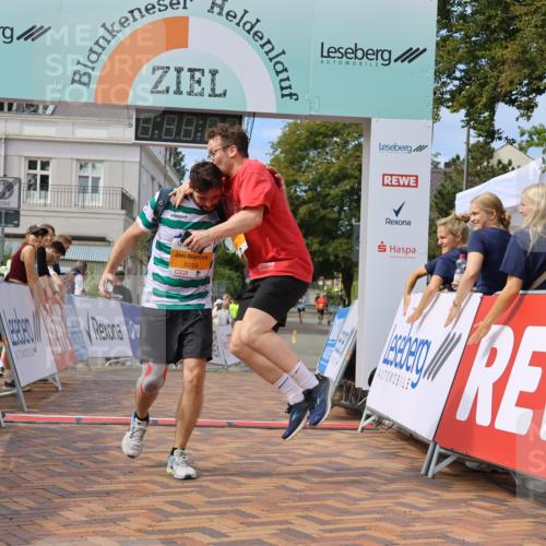 31.08.2025 - 21. Blankeneser Heldenlauf Strokosch-Dieckow http://msf.ph/oto/8702540 31.08.2025 13:32:52 Ziel 5259, 5260 meine-sportfotos.de