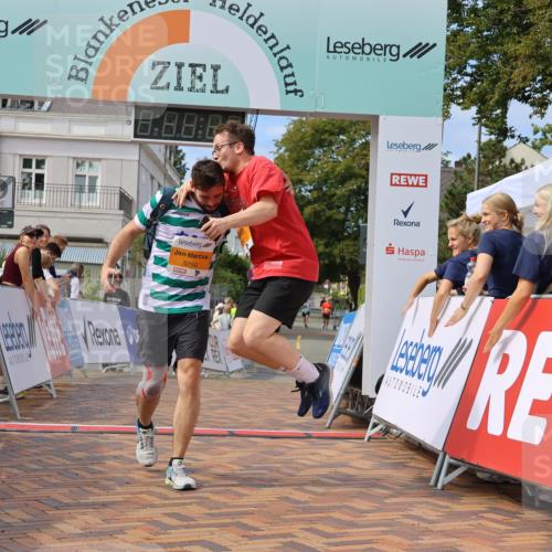 31.08.2025 - 21. Blankeneser Heldenlauf Strokosch-Dieckow http://msf.ph/oto/8702541 31.08.2025 13:32:52 Ziel 5259, 5260 meine-sportfotos.de