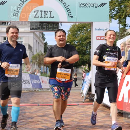 31.08.2025 - 21. Blankeneser Heldenlauf Strokosch-Dieckow http://msf.ph/oto/8702587 31.08.2025 13:29:23 Ziel 5495, 5496, 5494 meine-sportfotos.de