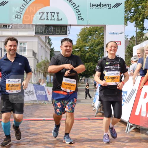31.08.2025 - 21. Blankeneser Heldenlauf Strokosch-Dieckow http://msf.ph/oto/8702590 31.08.2025 13:29:23 Ziel 5495, 5496, 5494 meine-sportfotos.de