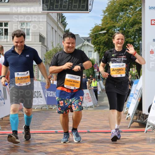 31.08.2025 - 21. Blankeneser Heldenlauf Strokosch-Dieckow http://msf.ph/oto/8702593 31.08.2025 13:29:22 Ziel 5495, 5496, 5494 meine-sportfotos.de