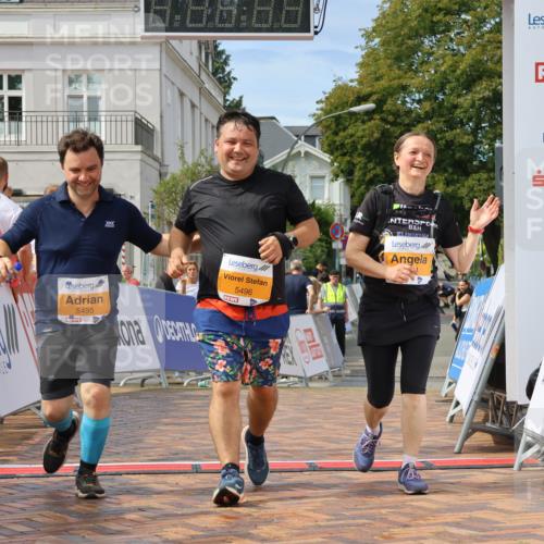 31.08.2025 - 21. Blankeneser Heldenlauf Strokosch-Dieckow http://msf.ph/oto/8702596 31.08.2025 13:29:22 Ziel 5495, 5496, 5494 meine-sportfotos.de