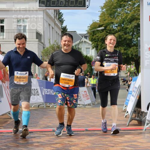 31.08.2025 - 21. Blankeneser Heldenlauf Strokosch-Dieckow http://msf.ph/oto/8702598 31.08.2025 13:29:22 Ziel 5495, 5496, 5494 meine-sportfotos.de