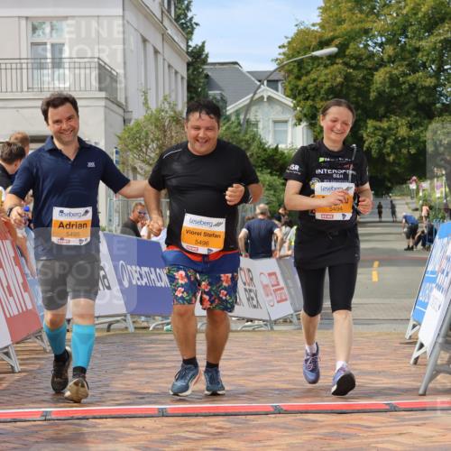 31.08.2025 - 21. Blankeneser Heldenlauf Strokosch-Dieckow http://msf.ph/oto/8702601 31.08.2025 13:29:21 Ziel 5495, 5496, 5494 meine-sportfotos.de