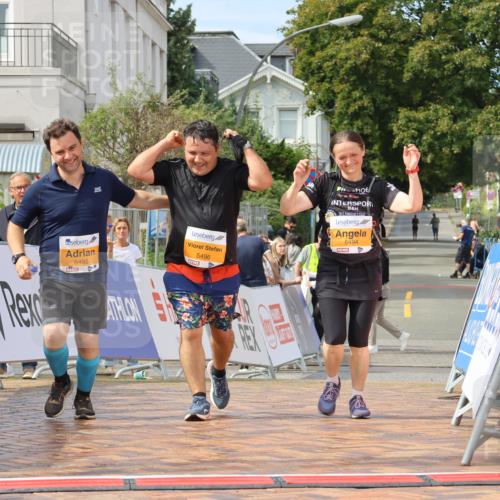 31.08.2025 - 21. Blankeneser Heldenlauf Strokosch-Dieckow http://msf.ph/oto/8702604 31.08.2025 13:29:20 Ziel 5495, 5496, 5494 meine-sportfotos.de
