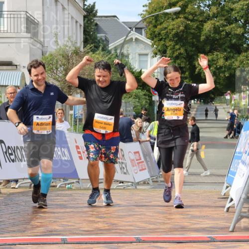 31.08.2025 - 21. Blankeneser Heldenlauf Strokosch-Dieckow http://msf.ph/oto/8702606 31.08.2025 13:29:20 Ziel 5495, 5496, 5494 meine-sportfotos.de