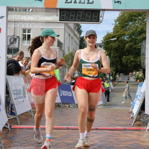 31.08.2025 - 21. Blankeneser Heldenlauf Strokosch-Dieckow http://msf.ph/oto/8702664 31.08.2025 13:25:18 Ziel 5642, 5505, 5241 meine-sportfotos.de