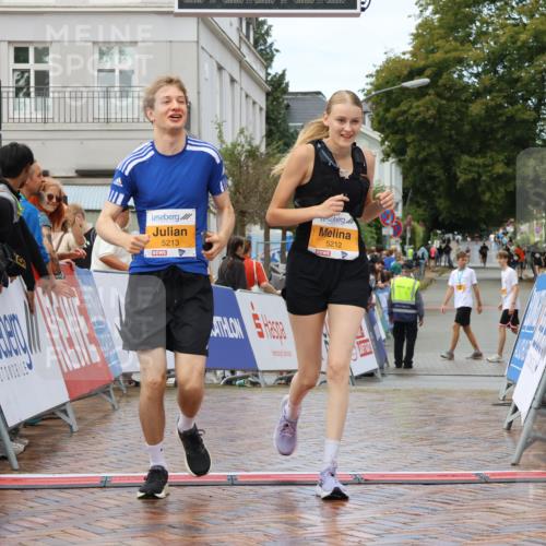 31.08.2025 - 21. Blankeneser Heldenlauf Strokosch-Dieckow http://msf.ph/oto/8702850 31.08.2025 13:17:10 Ziel 5213, 5212 meine-sportfotos.de