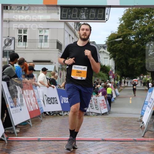 31.08.2025 - 21. Blankeneser Heldenlauf Strokosch-Dieckow http://msf.ph/oto/8702908 31.08.2025 13:16:19 Ziel 5751, 5021 meine-sportfotos.de