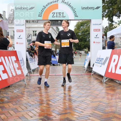 31.08.2025 - 21. Blankeneser Heldenlauf Strokosch-Dieckow http://msf.ph/oto/8703051 31.08.2025 13:13:01 Ziel 5192, 5673, 5672, 5824, 5825 meine-sportfotos.de