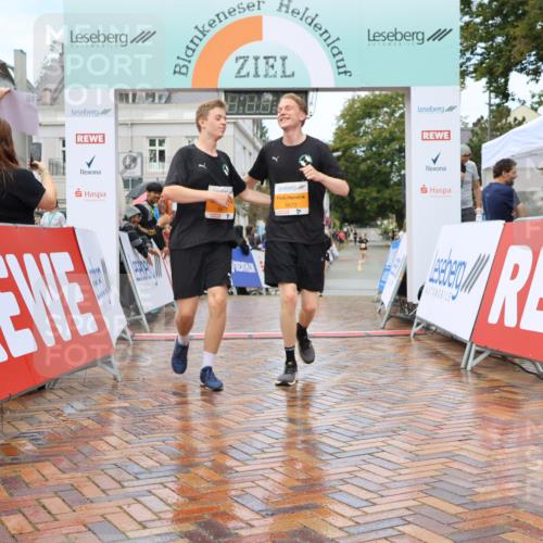 31.08.2025 - 21. Blankeneser Heldenlauf Strokosch-Dieckow http://msf.ph/oto/8703052 31.08.2025 13:13:01 Ziel 5192, 5673, 5672, 5824, 5825 meine-sportfotos.de