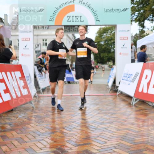 31.08.2025 - 21. Blankeneser Heldenlauf Strokosch-Dieckow http://msf.ph/oto/8703053 31.08.2025 13:13:01 Ziel 5192, 5673, 5672, 5824, 5825 meine-sportfotos.de