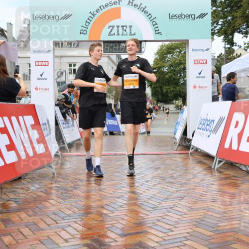 31.08.2025 - 21. Blankeneser Heldenlauf Strokosch-Dieckow http://msf.ph/oto/8703054 31.08.2025 13:13:01 Ziel 5192, 5673, 5672, 5824, 5825 meine-sportfotos.de