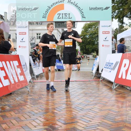 31.08.2025 - 21. Blankeneser Heldenlauf Strokosch-Dieckow http://msf.ph/oto/8703055 31.08.2025 13:13:01 Ziel 5192, 5673, 5672, 5824, 5825 meine-sportfotos.de