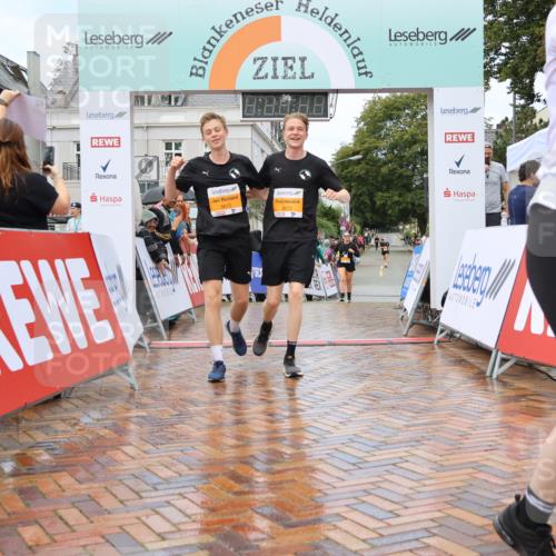 31.08.2025 - 21. Blankeneser Heldenlauf Strokosch-Dieckow http://msf.ph/oto/8703059 31.08.2025 13:13:01 Ziel 5192, 5673, 5672, 5824, 5825 meine-sportfotos.de