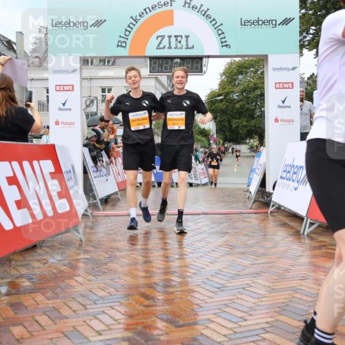 31.08.2025 - 21. Blankeneser Heldenlauf Strokosch-Dieckow http://msf.ph/oto/8703060 31.08.2025 13:13:00 Ziel 5673, 5672, 5824, 5825 meine-sportfotos.de