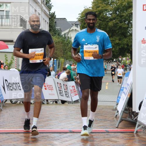 31.08.2025 - 21. Blankeneser Heldenlauf Strokosch-Dieckow http://msf.ph/oto/8703128 31.08.2025 13:11:41 Ziel 5249, 5248, 5214 meine-sportfotos.de