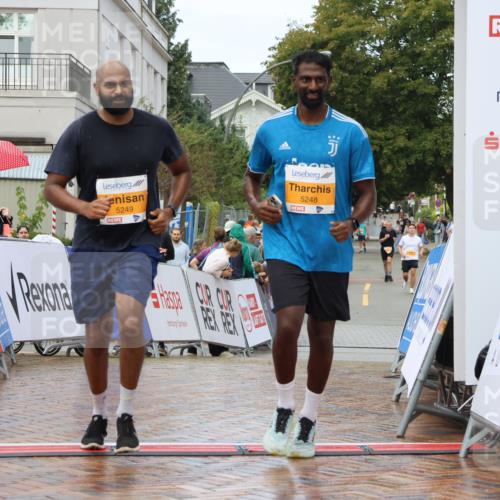 31.08.2025 - 21. Blankeneser Heldenlauf Strokosch-Dieckow http://msf.ph/oto/8703129 31.08.2025 13:11:41 Ziel 5249, 5248, 5214 meine-sportfotos.de