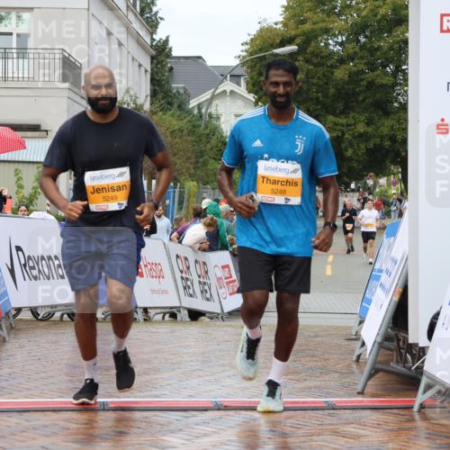 31.08.2025 - 21. Blankeneser Heldenlauf Strokosch-Dieckow http://msf.ph/oto/8703130 31.08.2025 13:11:41 Ziel 5249, 5248, 5214 meine-sportfotos.de