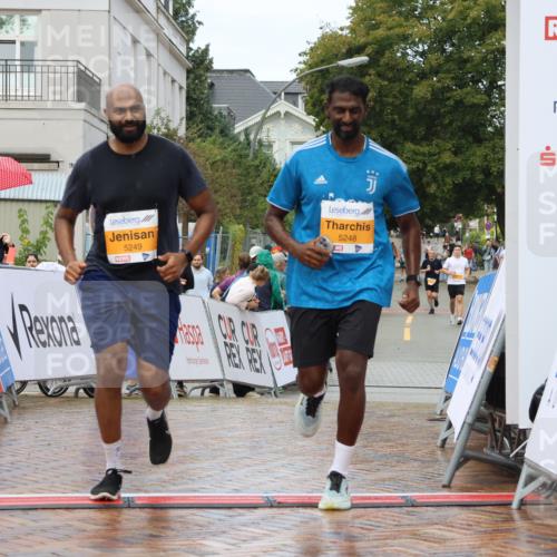 31.08.2025 - 21. Blankeneser Heldenlauf Strokosch-Dieckow http://msf.ph/oto/8703131 31.08.2025 13:11:41 Ziel 5249, 5248, 5214 meine-sportfotos.de