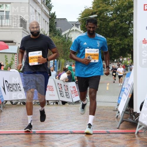 31.08.2025 - 21. Blankeneser Heldenlauf Strokosch-Dieckow http://msf.ph/oto/8703132 31.08.2025 13:11:41 Ziel 5249, 5248, 5214 meine-sportfotos.de
