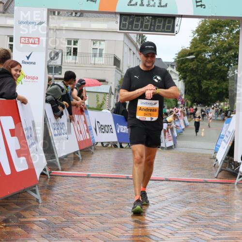 31.08.2025 - 21. Blankeneser Heldenlauf Strokosch-Dieckow http://msf.ph/oto/8703160 31.08.2025 13:11:16 Ziel 5475, 5725, 5354 meine-sportfotos.de