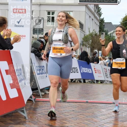 31.08.2025 - 21. Blankeneser Heldenlauf Strokosch-Dieckow http://msf.ph/oto/8703255 31.08.2025 13:09:15 Ziel 5388, 5387 meine-sportfotos.de