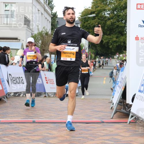 31.08.2025 - 21. Blankeneser Heldenlauf Strokosch-Dieckow http://msf.ph/oto/8703843 31.08.2025 12:59:59 Ziel 5764, 5256, 5142, 5233 meine-sportfotos.de
