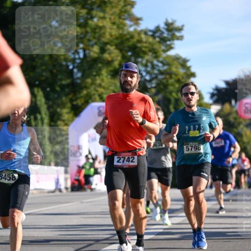 07.09.2025 - BARMER Alsterlauf Dr. Thomas Lammeyer http://msf.ph/oto/8707265 07.09.2025 09:27:07 Laufen 8458, 36, 2742, 2025, 5798 meine-sportfotos.de