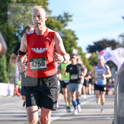 07.09.2025 - BARMER Alsterlauf Dr. Thomas Lammeyer http://msf.ph/oto/8707411 07.09.2025 09:27:35 Laufen 36, 4250 meine-sportfotos.de