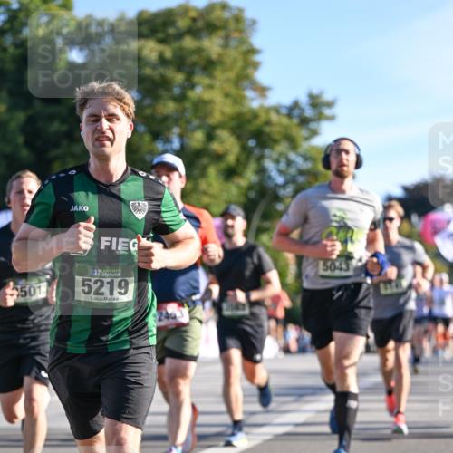 07.09.2025 - BARMER Alsterlauf Dr. Thomas Lammeyer http://msf.ph/oto/8707926 07.09.2025 09:29:15 Laufen 3501, 36, 5219, 5043 meine-sportfotos.de