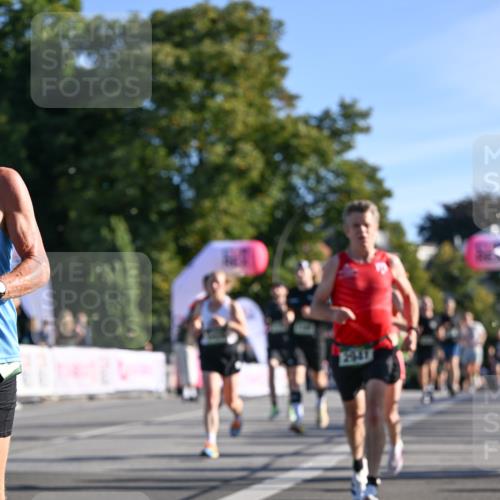 07.09.2025 - BARMER Alsterlauf Dr. Thomas Lammeyer http://msf.ph/oto/8707989 07.09.2025 09:29:26 Laufen 2941 meine-sportfotos.de