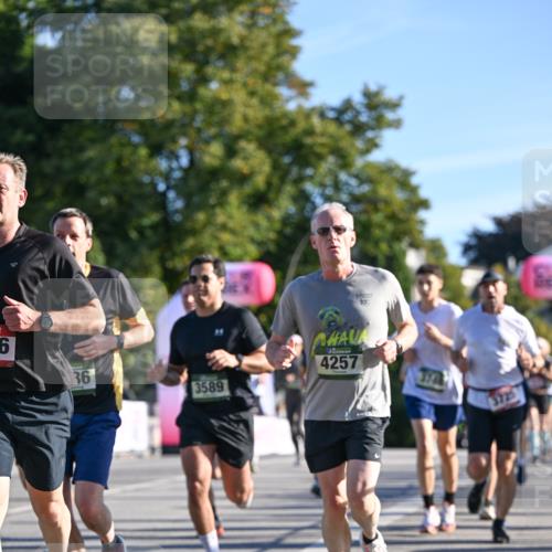 07.09.2025 - BARMER Alsterlauf Dr. Thomas Lammeyer http://msf.ph/oto/8709157 07.09.2025 09:32:52 Laufen 6, 36, 3589, 10, 4257, 3744, 3725 meine-sportfotos.de