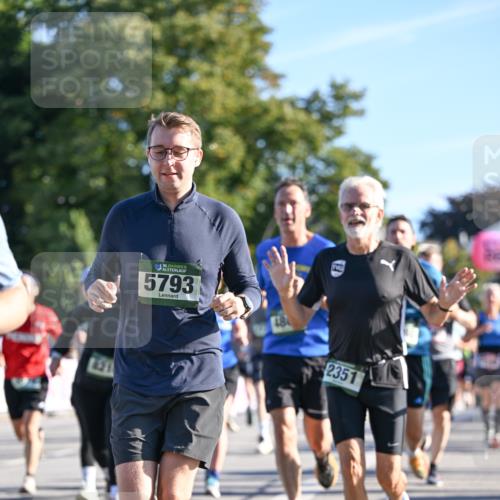 07.09.2025 - BARMER Alsterlauf Dr. Thomas Lammeyer http://msf.ph/oto/8710664 07.09.2025 09:37:11 Laufen 421, 36, 5793, 2351 meine-sportfotos.de