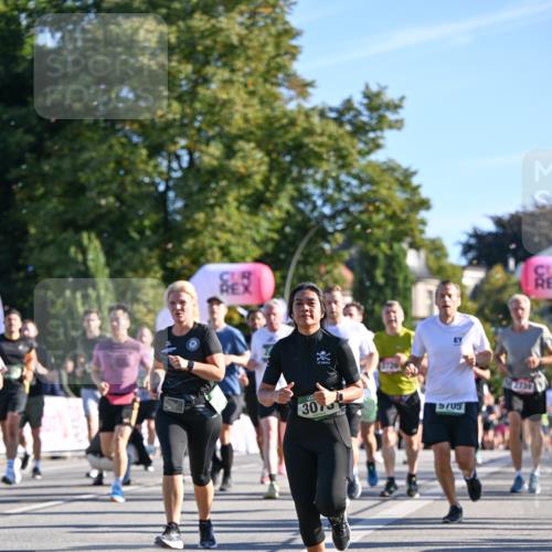 07.09.2025 - BARMER Alsterlauf Dr. Thomas Lammeyer http://msf.ph/oto/8710736 07.09.2025 09:37:23 Laufen 3015, 2720, 15, 05, 2739, 4 meine-sportfotos.de