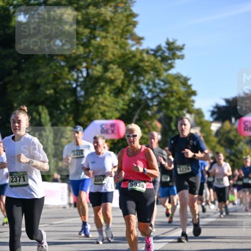 07.09.2025 - BARMER Alsterlauf Dr. Thomas Lammeyer http://msf.ph/oto/8711655 07.09.2025 09:39:54 Laufen 2371, 8064, 5938, 3229 meine-sportfotos.de