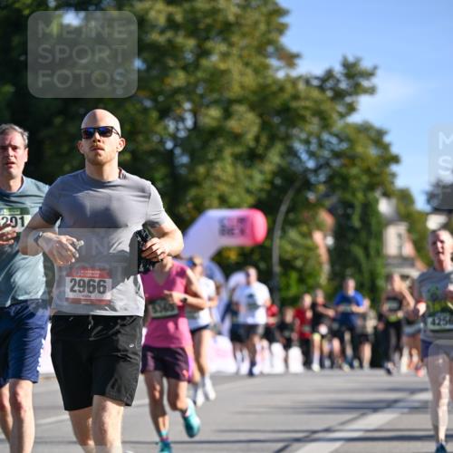 07.09.2025 - BARMER Alsterlauf Dr. Thomas Lammeyer http://msf.ph/oto/8713036 07.09.2025 09:43:48 Laufen 201, 36, 2966, 4256 meine-sportfotos.de