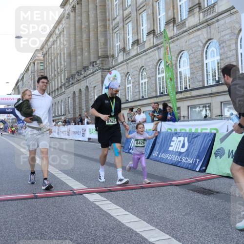 07.09.2025 - BARMER Alsterlauf Strokosch-Dieckow http://msf.ph/oto/8717479 07.09.2025 10:54:49 Ziel 8426 meine-sportfotos.de