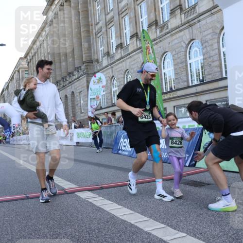 07.09.2025 - BARMER Alsterlauf Strokosch-Dieckow http://msf.ph/oto/8717481 07.09.2025 10:54:50 Ziel 8426 meine-sportfotos.de